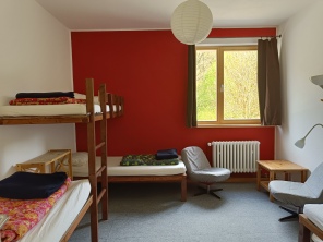Rotes Vierbett-Zimmer